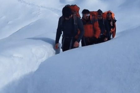 پنج فرد گرفتار شده در ارتفاعات مرزی نیرآباد نجات یافتند