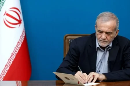 پزشکیان:کنار هم می‌مانیم/ پذیرش اصول مورد نظر ایران ثمره خون رهبر شهید و حضور مردم در صحنه